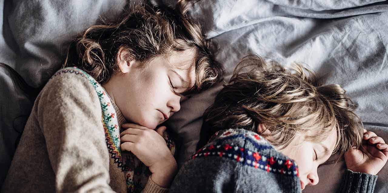 niños durmiendo de lado abrazándose niños durmiendo de lado abrazándose