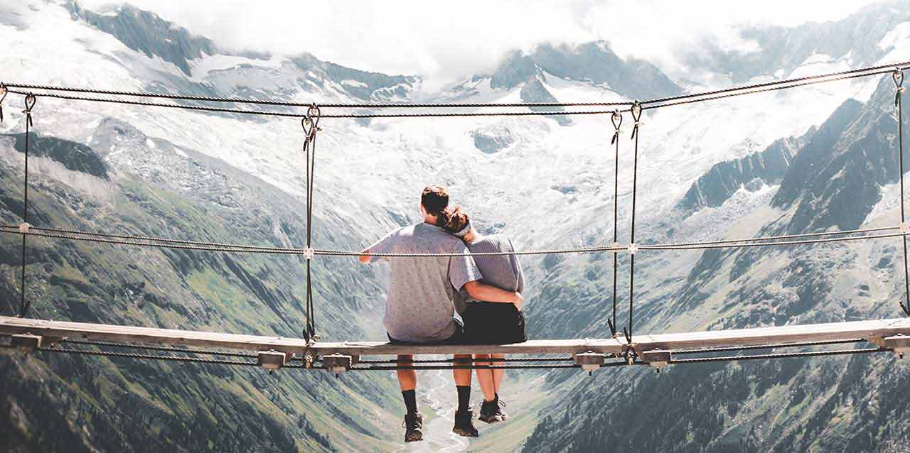 pareja en puente de madera pareja en puente de madera