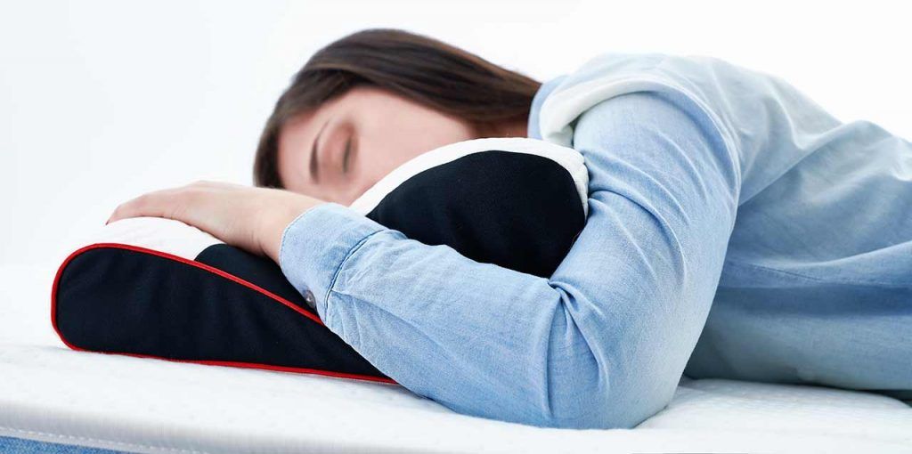 almohada-para-problemas-cervicales mujer durmiendo bocabajo en almohada cervical