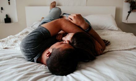 Beneficios de dormir en posición cucharita con tu pareja