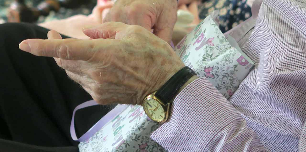 manos de hombre mayor con reloj