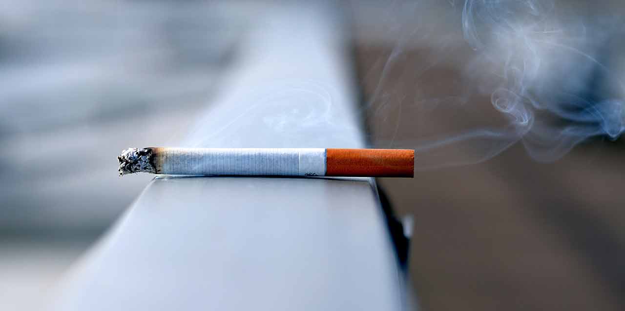 cigarro encendido en barandilla