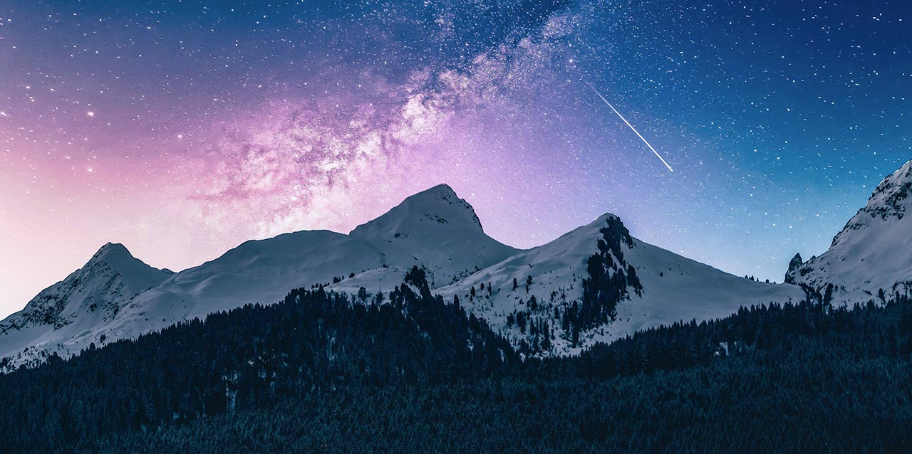 bosque nevado con montañas y cielo estrellado bosque nevado con montañas y cielo estrellado