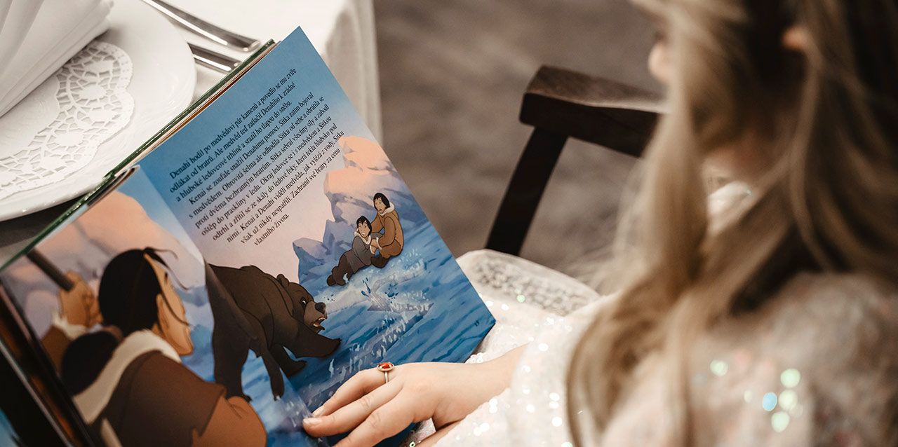 9-cuentos-infantiles-cortos-para-dormir-en-verano niña leyendo cuento de hermano oso