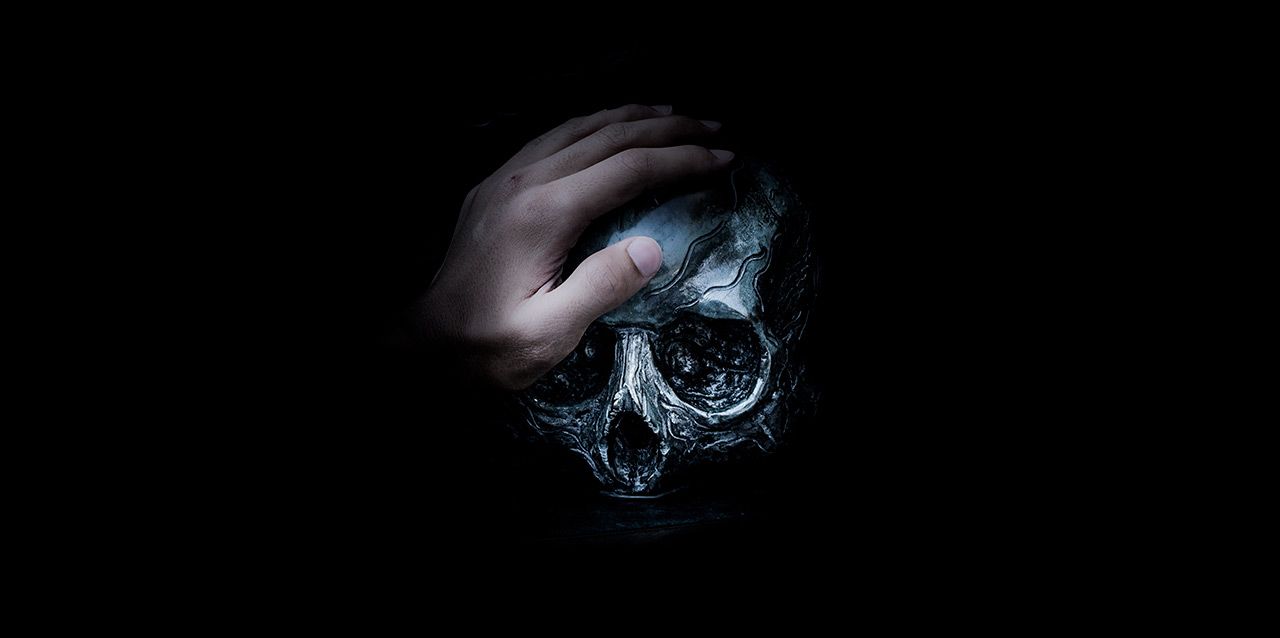 mano en calavera de plata