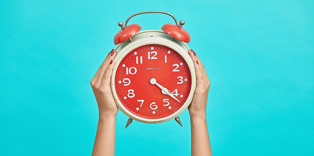 Reloj despertador rojo y blanco