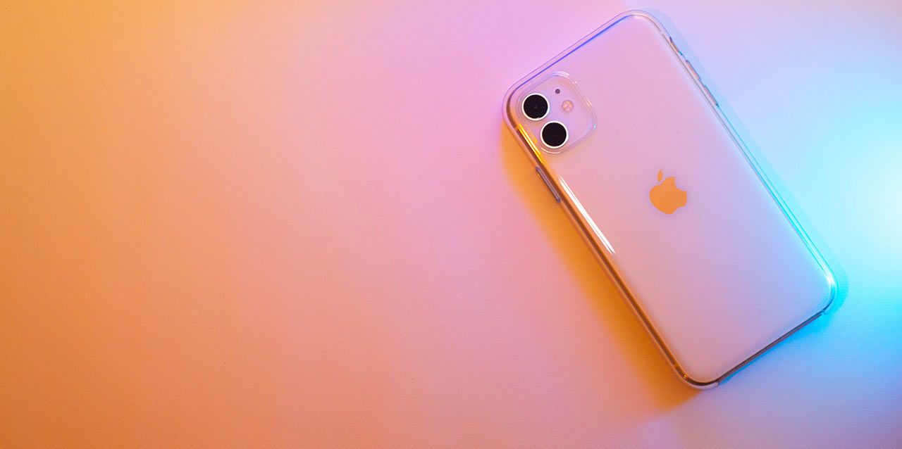 iphone con reflejos rosa y azul
