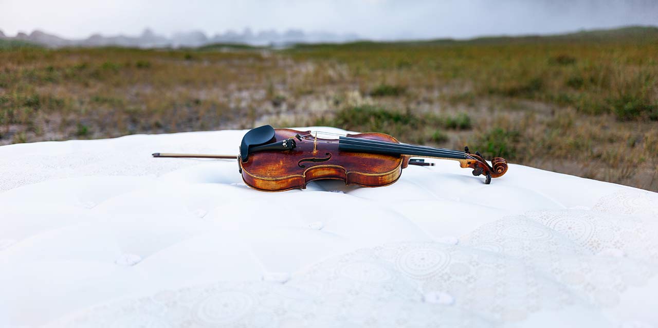 violín en colchón