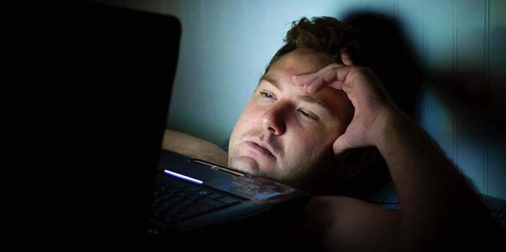 hombre con insomnio hombre con insomnio