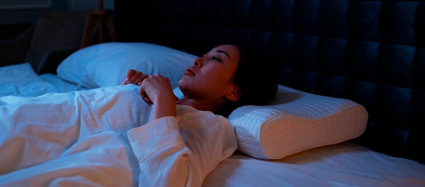 mujer tumbada sobre la cama