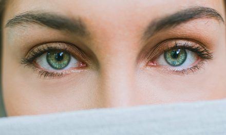 Tic en el ojo: Causas y remedios
