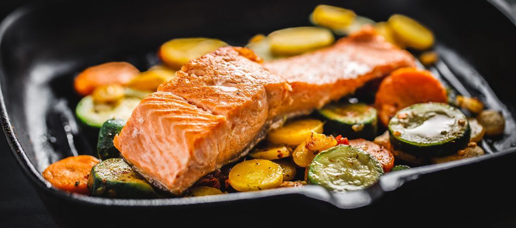 filete de salmón y verduras en un grill