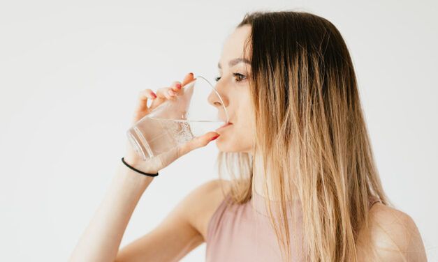 ¿Es bueno beber agua antes de irse a dormir?